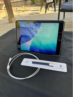 Apple iPad w/ Apple Pencil