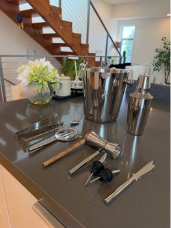 10-Piece Cocktail Shaker Set – Like New, Complete Bar Kit