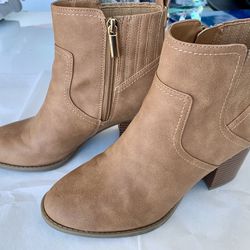 Like New Cognac Brown Bandolino Booties with Gold Hardware, 2.5" heels