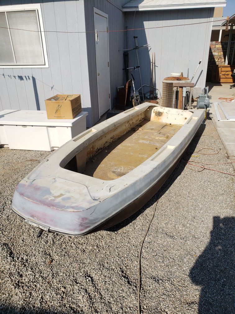 Photo Boat fiberglass 2 man fishing project....with a MINN KOTA electric Trolling Motor...battery Not Included