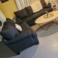 Living Room Set/2  Confortables Sofas/Cash Only 