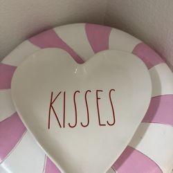 RAE DUNN KISSES PLATE