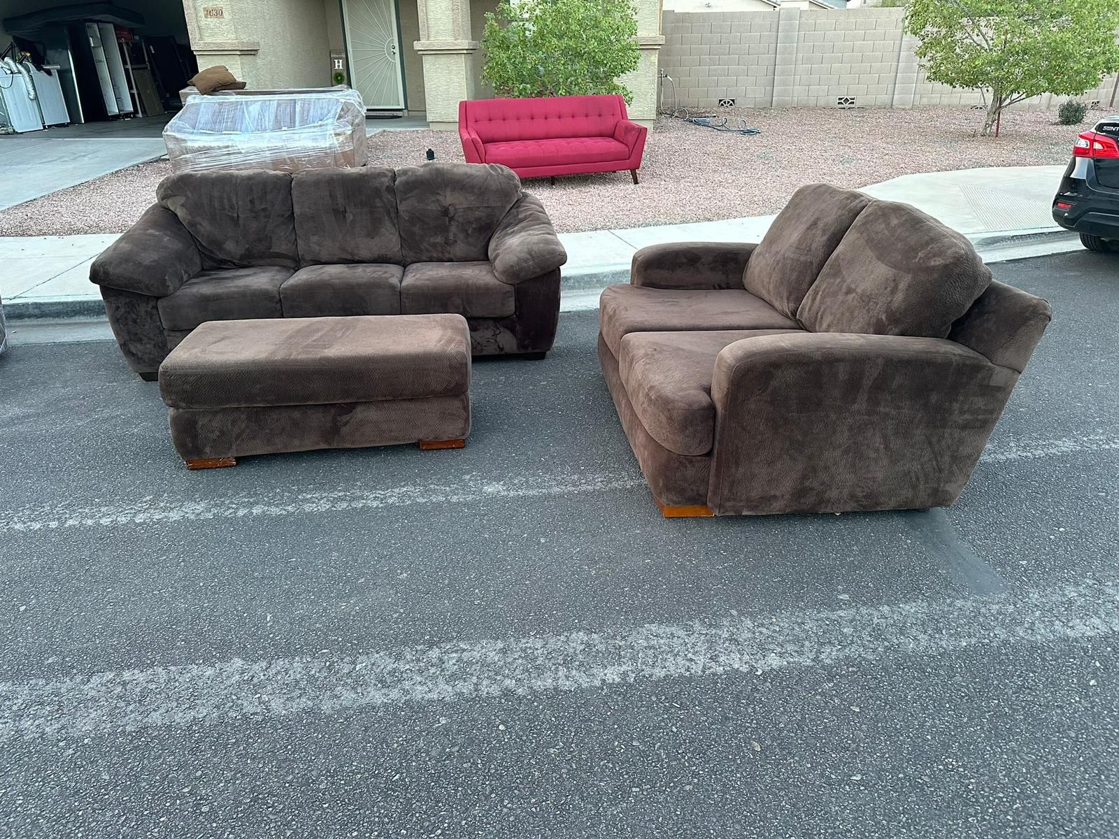 SOFA SETS IN GREAT CONDITION 🔥 SERIOUS CLIENTS ONLY🔥   MAKE YOURE BEST OFFER  #SUPPORT_SMALL_BUSINESSES🙏 #HUSTLER’S_FURNISHING  -HOLDS 6 PERSONS🔥 