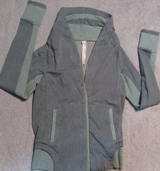 Lululemon Women's Size 4 Active Wear Seafoam Jacket Shawl Button Up