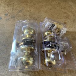 2 Door knobs with internal locks