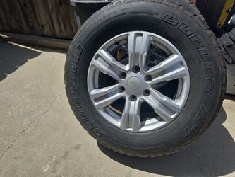Llantas Y Rines De Ford 6 Hollos. 2 Llantas Buen Estado Y 2 Si Se Ocupan Cambiar