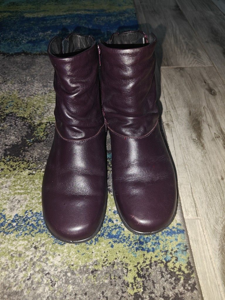 Hotter Whisper boots retail $149