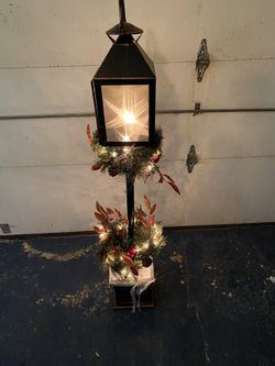 Home accents holiday used 4’ pre- lit lantern porch tree