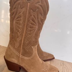 Beige cowboy boots size 38