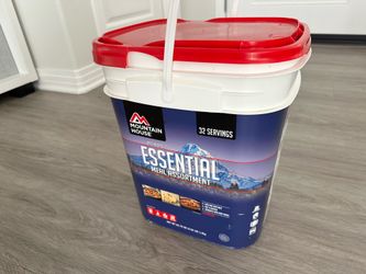 (NEW) Mountain House Essential Emergency Food Supply Meal Assortment - 32 Servings