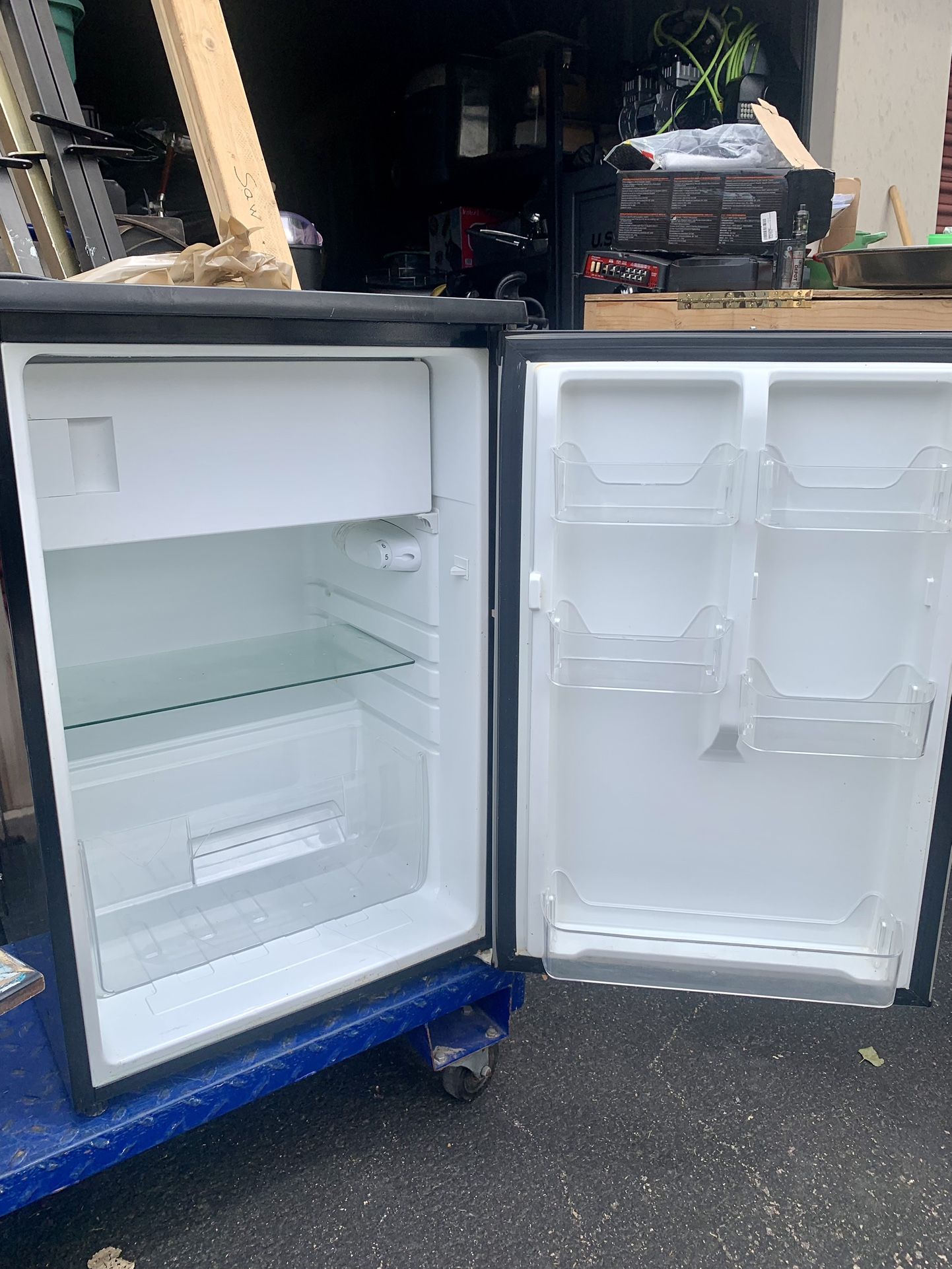 Frigidaire Locking Mini Fridge/freezer- Perfect For College!