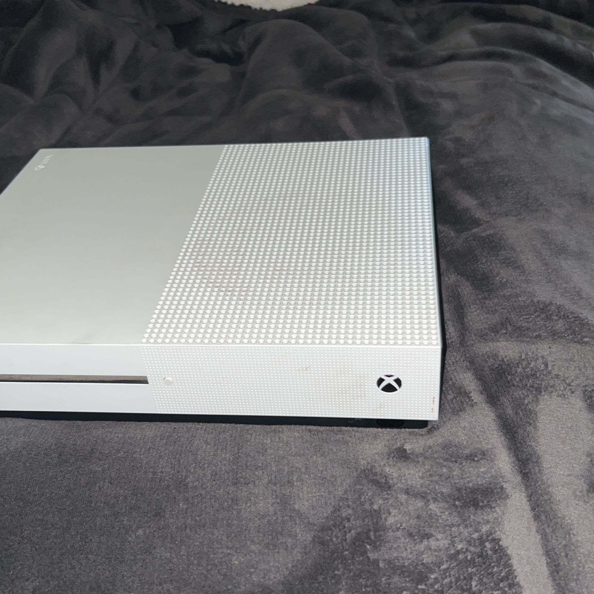 Xbox One S With White controller Great Condition Send Offers!!