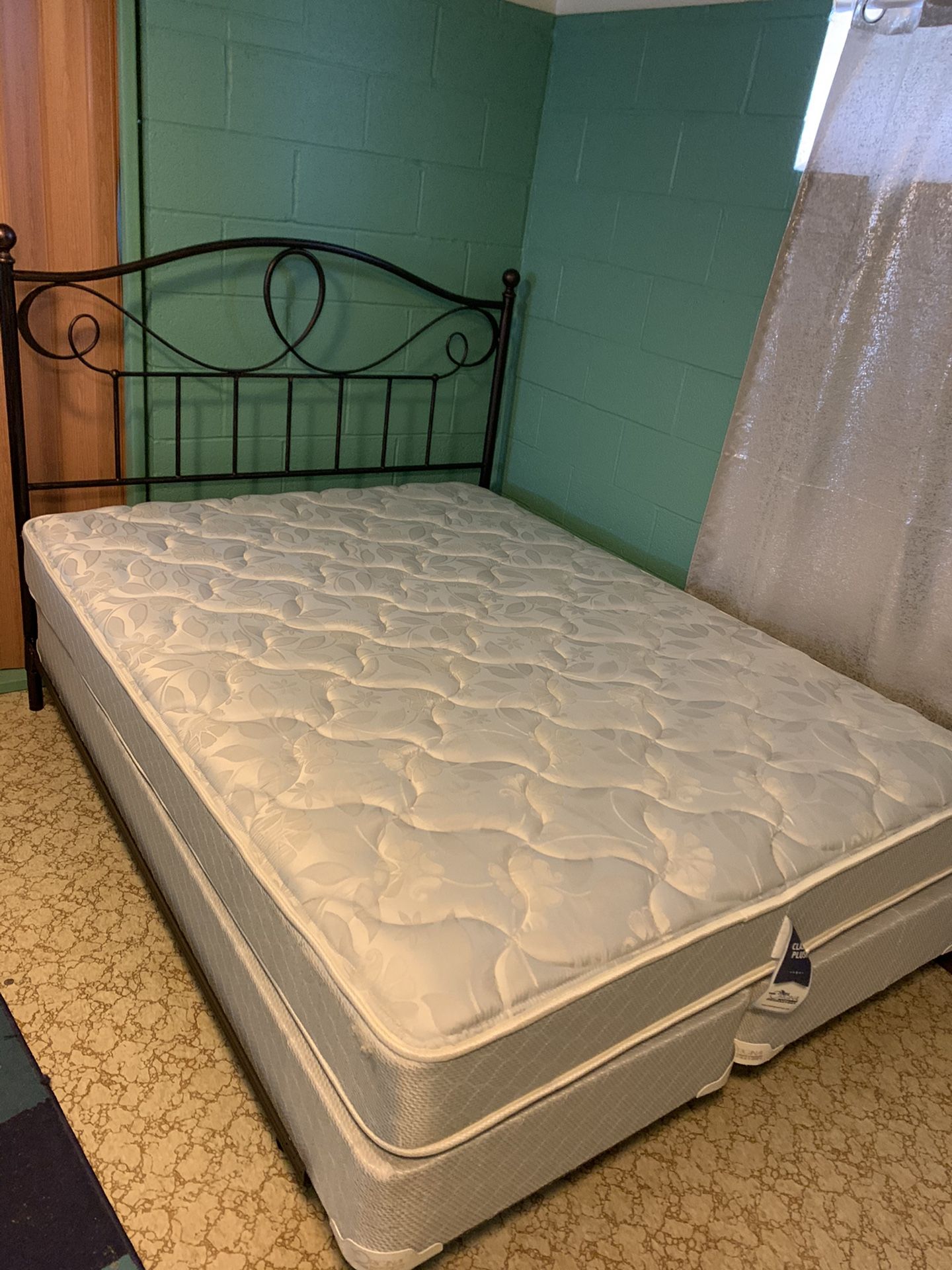 Queen size pillow top mattress