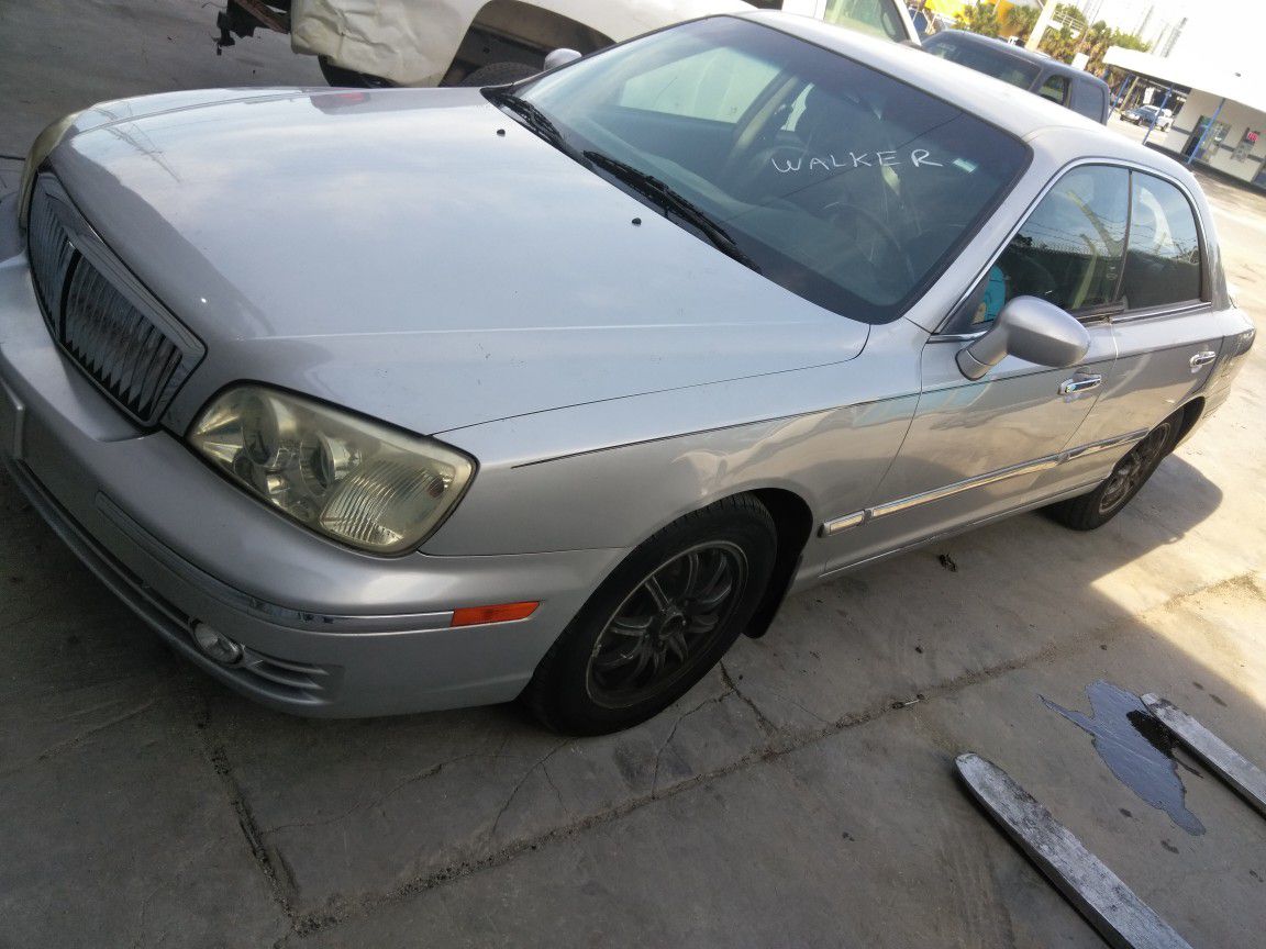 2004 Hyundai xg350, for parts, please call or text {contact info removed}