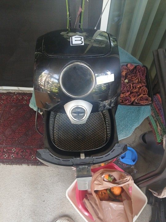 Programmable Air Fryer. Like New. About 6 Liters
