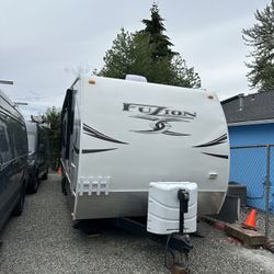 2012 Fuzion Toy hauler 