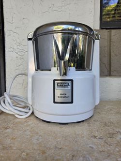 New Waring Commercial juice Extractor heavy duty 3600 RPM Induction motor, great for a restaurant, juice bar, wellness center
