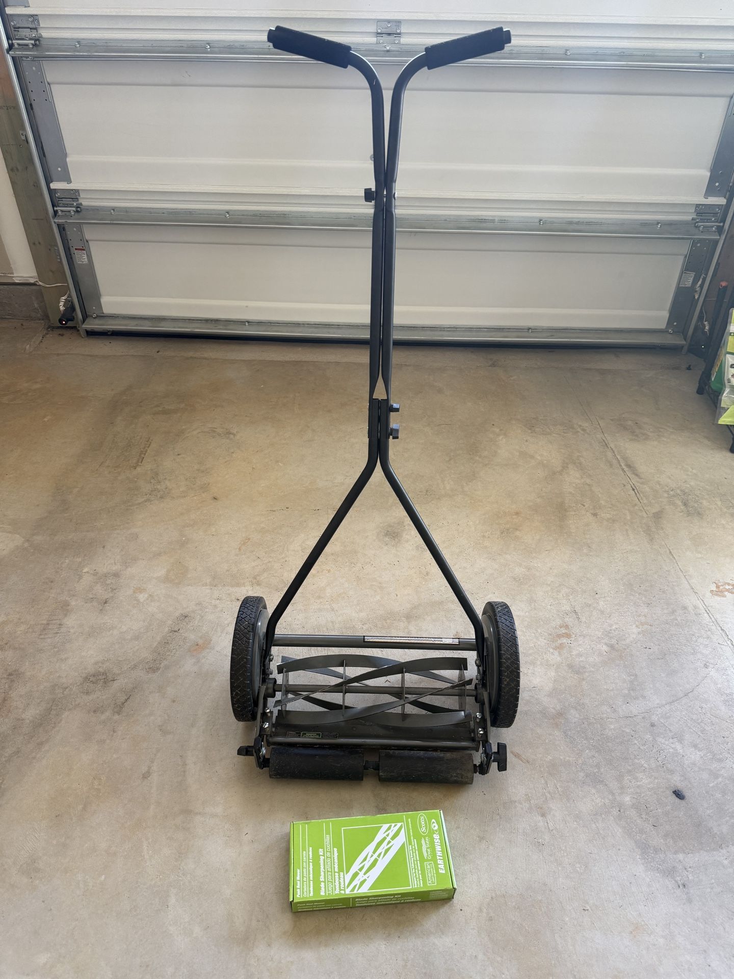 American Lawn Mower Company 1415-16SK 16-Inch 5-Blade Push Reel Lawn Mower with Sharpening Kit