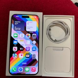 iPhone 15 Pro Max  1TB GB De Memoria Desbloqueado Solo Se Usó 4 Semanas Está En Súper Exelentes Condiciones Está Limpio El  IMEI Nada Menos De $1200 