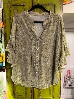 XL Gorj in Green Button up Lightweight w Flowy sleeves mini leopard print Vneck