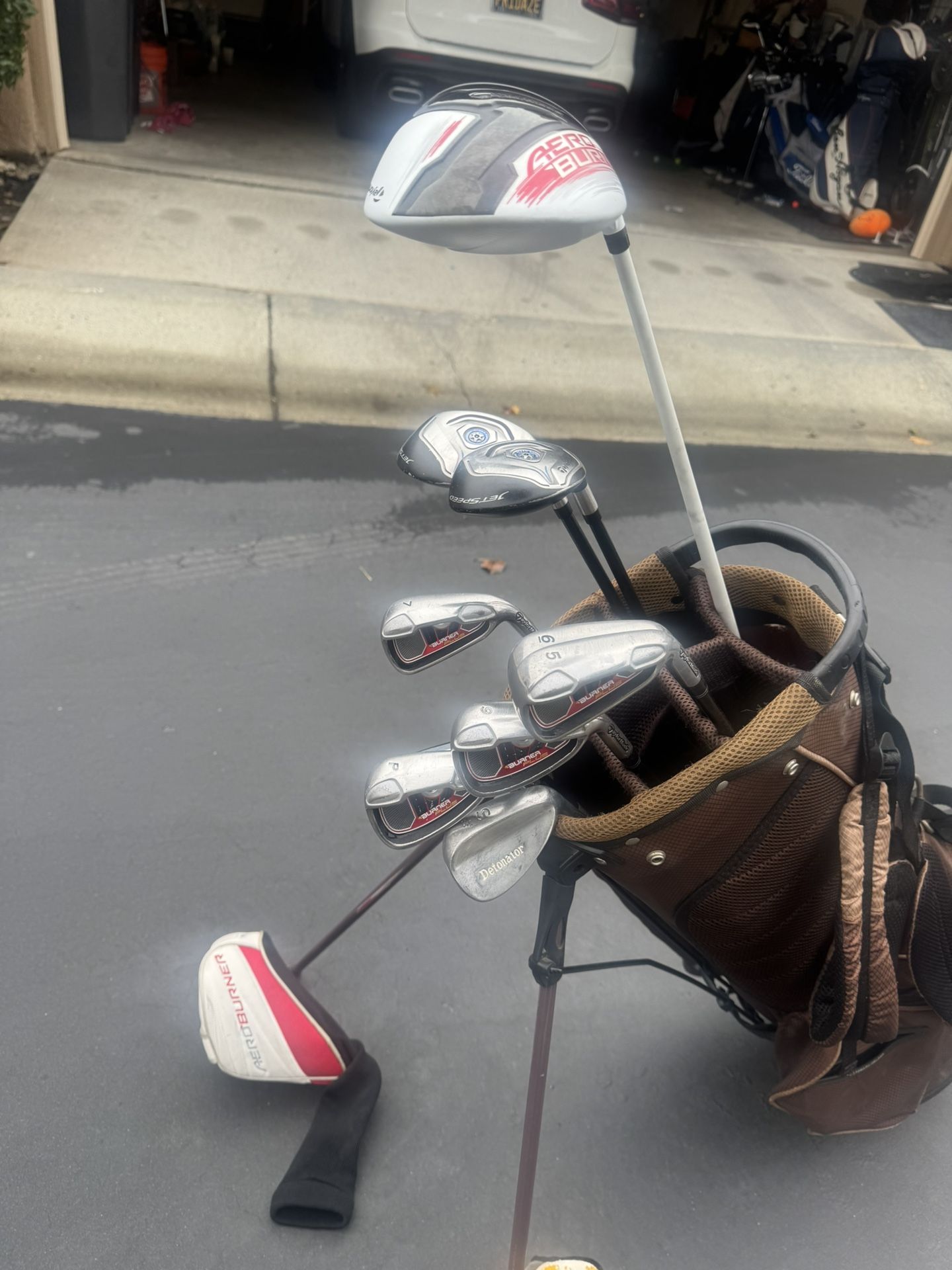 Taylormade complete golf club set! Taylormade driver, irons, putter, and bag!