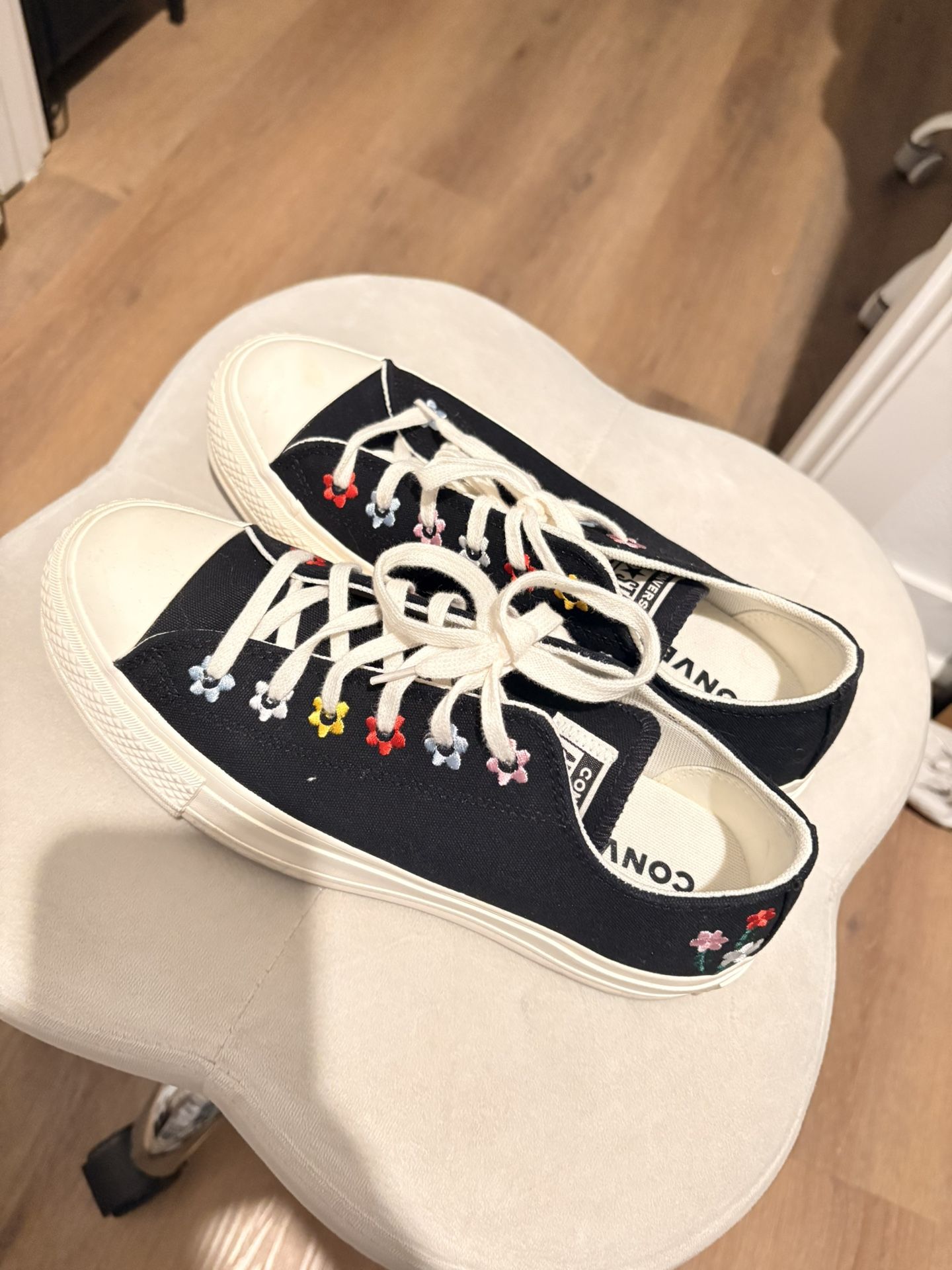 CONVERSE CHUCK TAYLOR EMBROIDERY PLATFORM (size 8)
