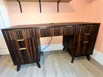Fluted Desk w/ Charging Station