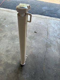 Retractable baby gate