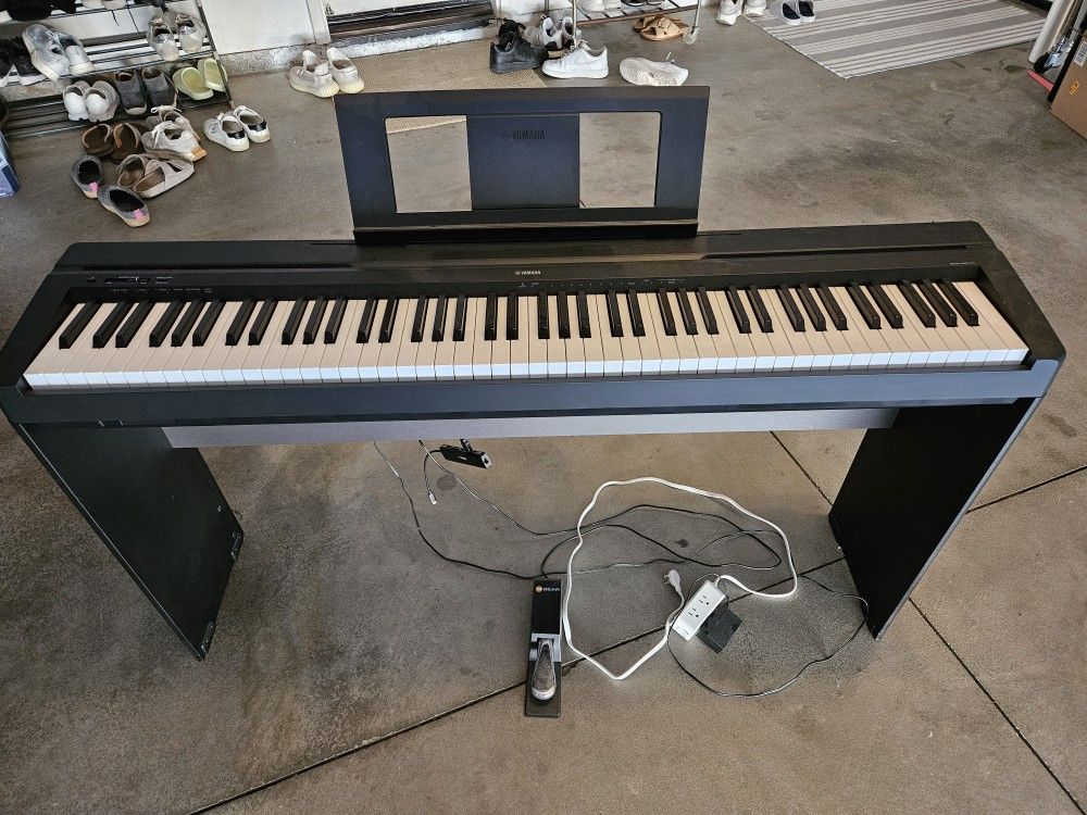 Yamaha P71 with Stand And Chair