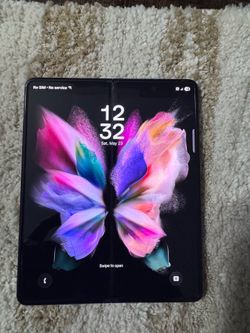Samsung Galaxy Z fold 3 unlocked 256gb. No scratch, no damage. Nothing issues. Everything is perfectly work