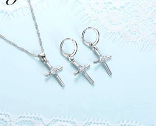 Cross pendant necklace