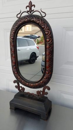 Standing vanity mirror