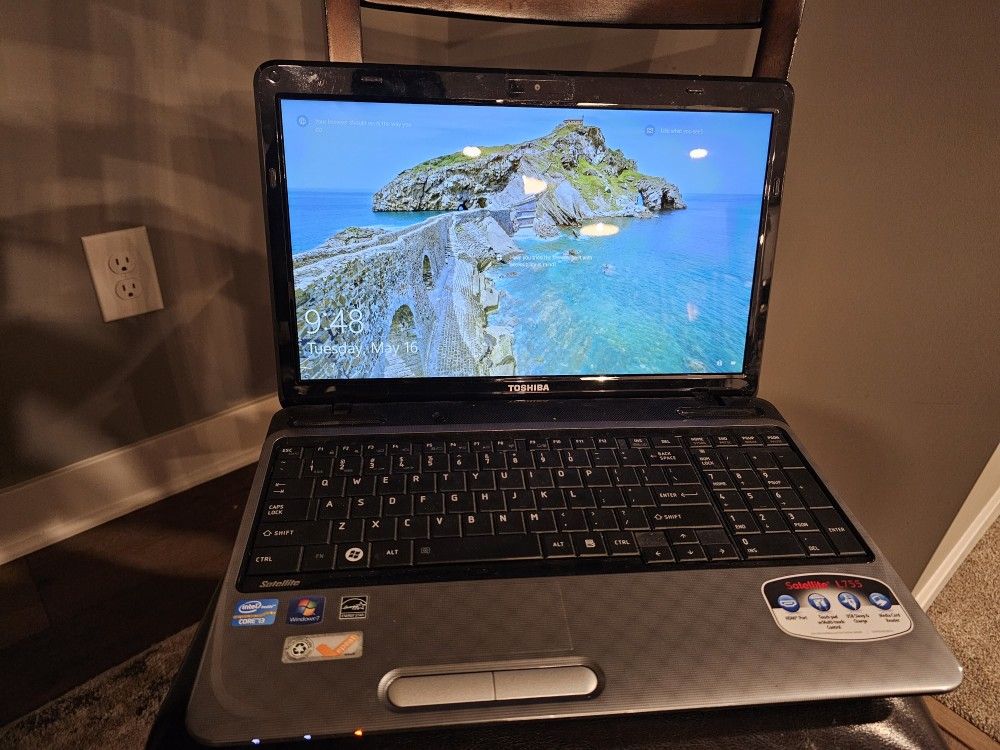 Toshiba Satellite Laptop. 2.2Ghz Core i3. Win 10. Webcam.15.6 Inch 
