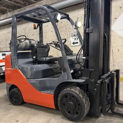 TOYOTA M8 forklift,6600 lb, 3 stage, side shift 