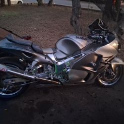 Two thousand and one suzuki GSX 1300 thirteen hundred hyabusa