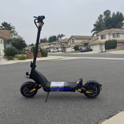 Dual-motor dual-battery high-speed electric scooter