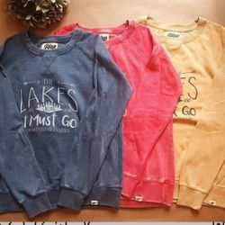 Variedad de Camisetas, Sudaderas y Crewnecks de Resort