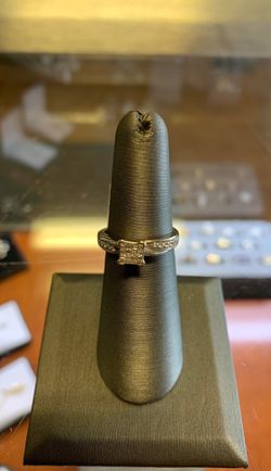 Women’s 10K White Gold Diamond Ring