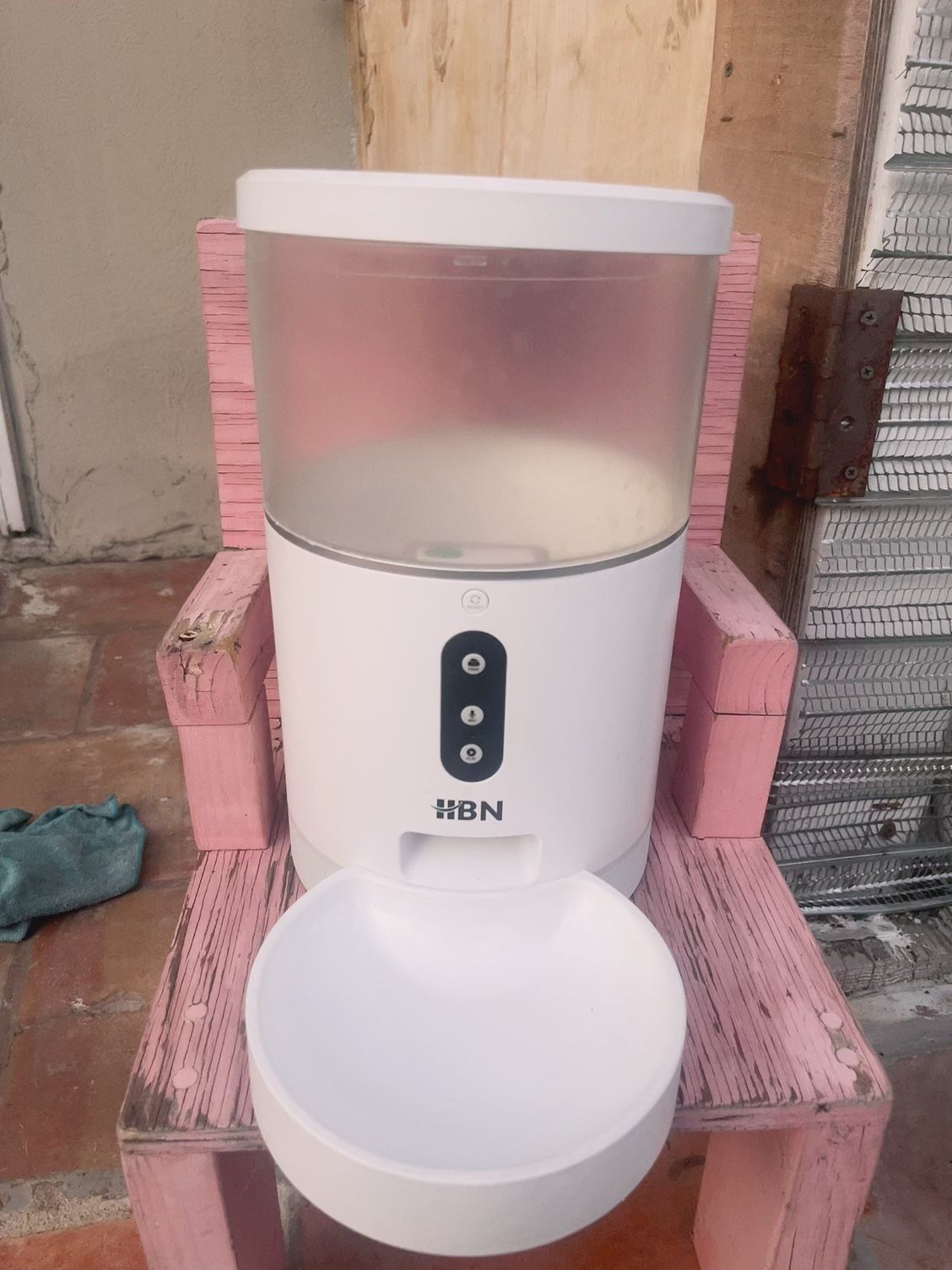 Bluetooth dog and cat bowl feeding machine