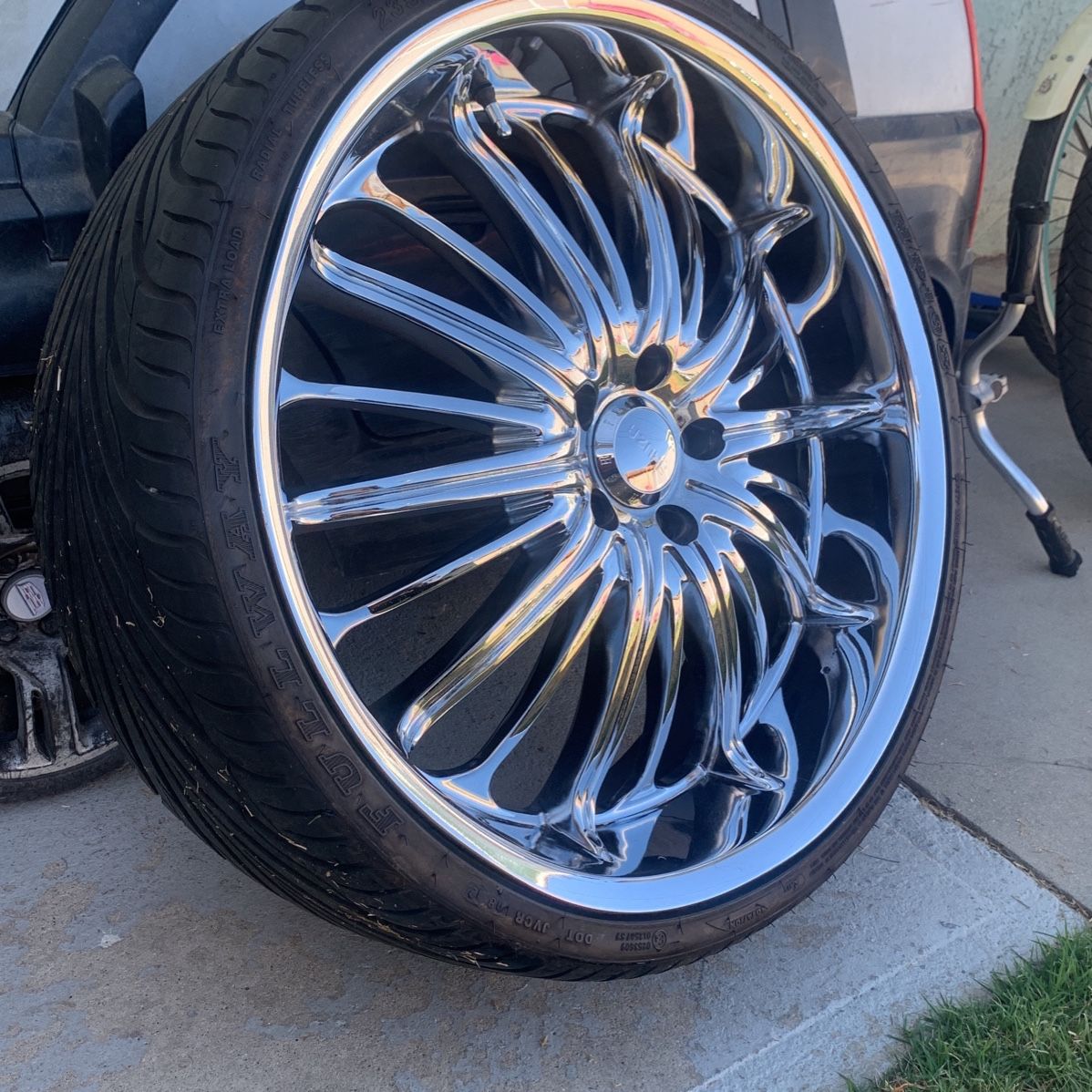 22” Akuza Belle 761 One Piece Rims for Sale in Long Beach, CA 