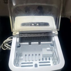 INSIGNIA 26lb Portable Ice Maker