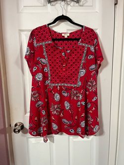 Women’s Blouse Size 2X Short Sleeve.  Lightweight material.  Brand Style & Co.  Preowned good condition.