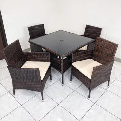 $250 (New) 5pcs wicker dining set indoor outdoor patio furniture 35x35” glass table w/ umbrella cutout, 4 chairs 