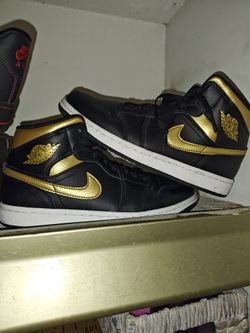 4 pairs of shoes