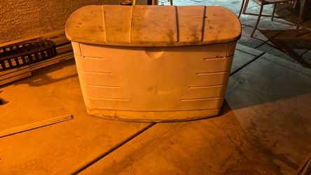 Rubbermaid outdoor storage box