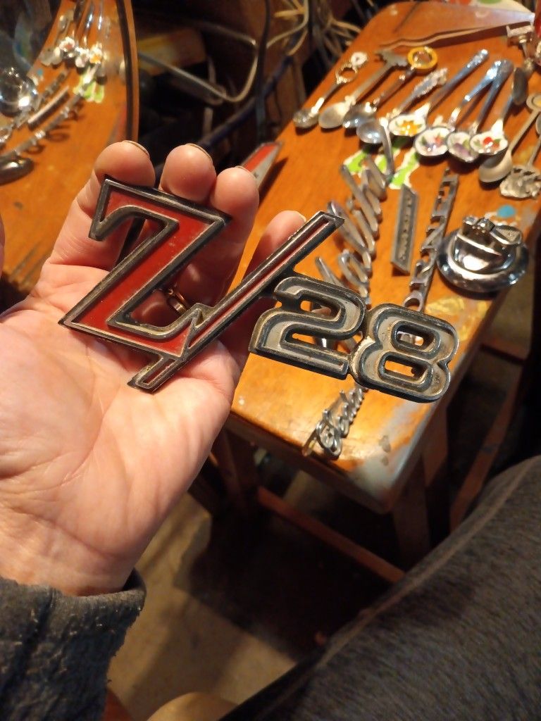 1969 CHEVROLET CAMARO Z28 FENDER EMBLEM NOS GM