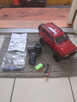 Rc 4x4 crawler has working head lights comes with everything for it firm price $50