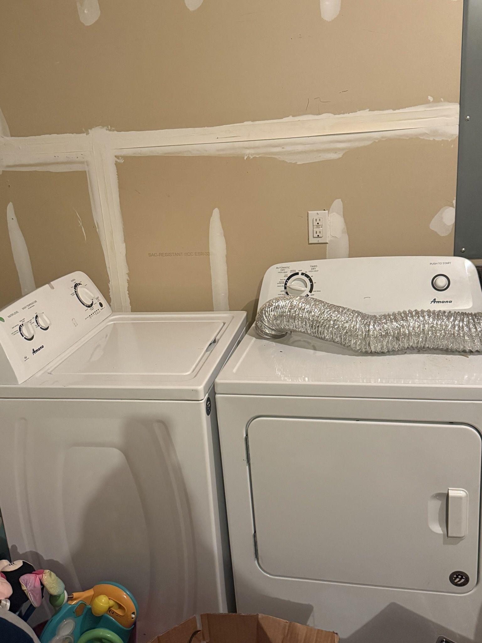 Amana washer And dryer set, Electric.