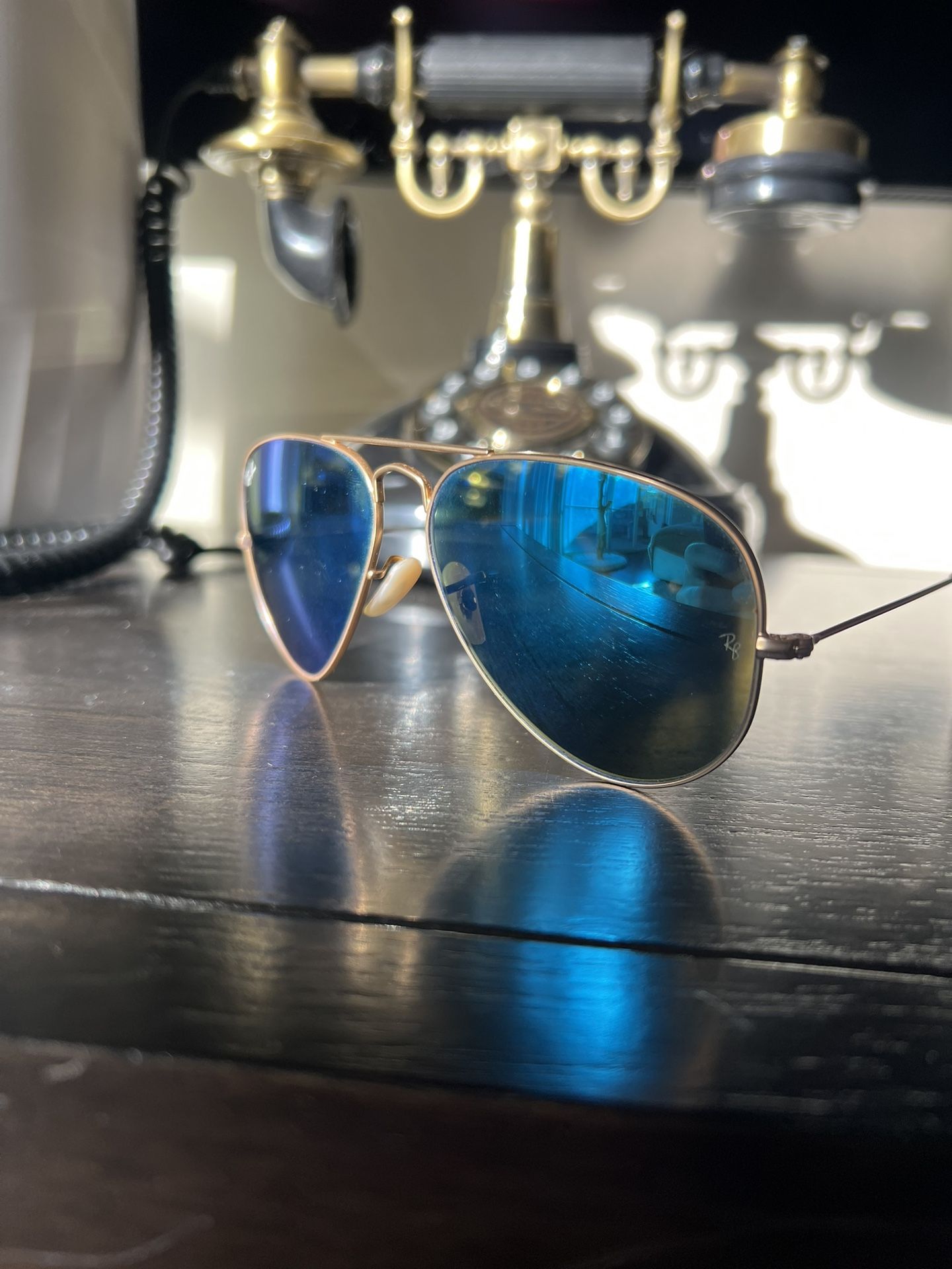 Ray-Ban Aviator Sunglasses with Blue Mirrored Lenses and Gold Frame Ray-Ban RB-3025 112/4L: Buy Online | Visionet main image 4