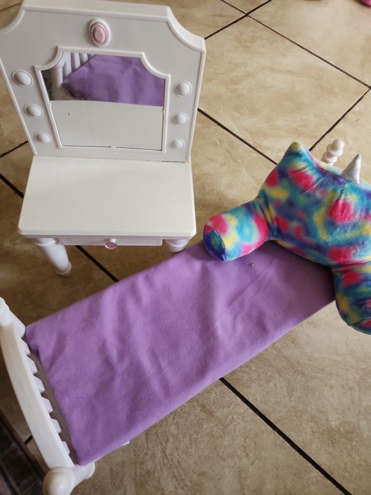 18 Inch Doll Bed And Vanity $5